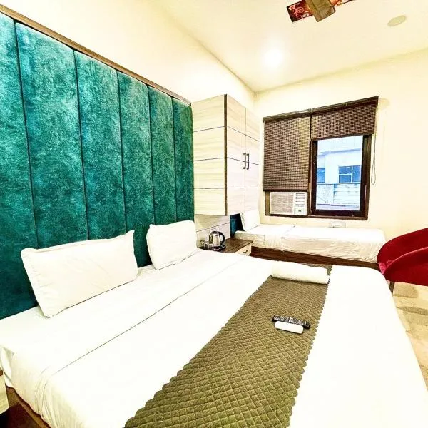 BLACKWOOD Near Golden Temple -140 Mtrs, hotel in Amritsar