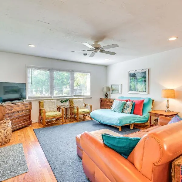 Oak Island Cottage Minutes to Long Beach!, hotel in Oak Island